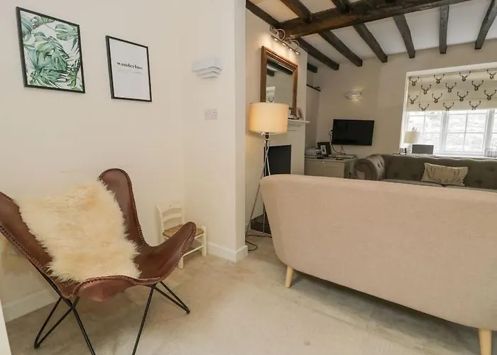 The Old Stables - Pet-Friendly Stay Near Ruthin Castle With Parking