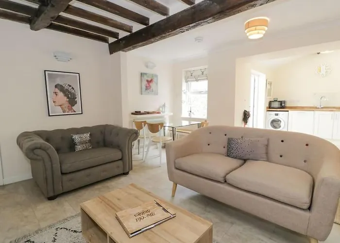 The Old Stables - Pet-Friendly Stay Near Ruthin Castle With Parking