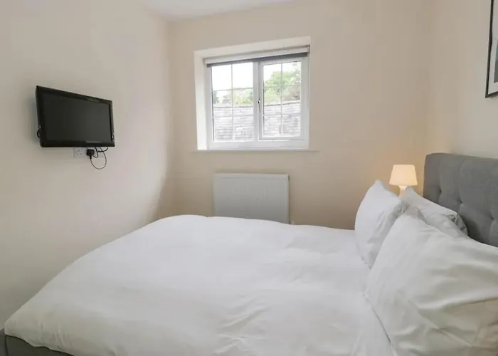 The Old Stables - Pet-Friendly Stay Near Ruthin Castle With Parking
