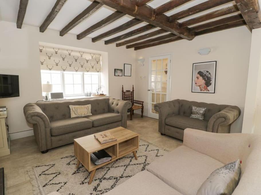 The Old Stables - Pet-friendly Near Castle With Parking Holiday home